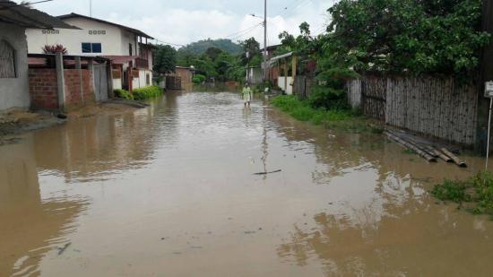 El río Garrapata inunda varios sectores del cantón Chone