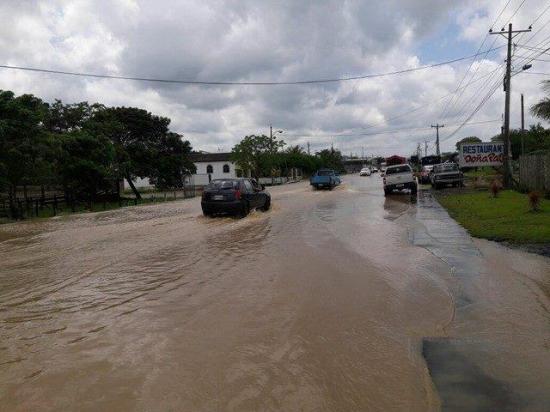 Inundaciones y deslaves afectan a dos cantones manabitas