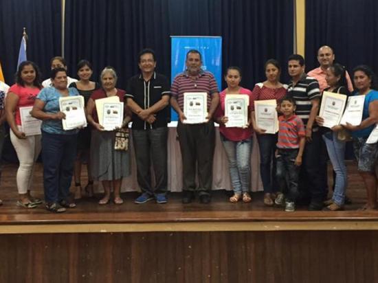 Municipio de Manta entrega escrituras de terrenos a 47 familias