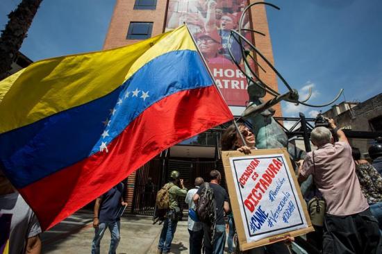 Periodistas venezolanos piden revertir medida que deja sin señal a CNN
