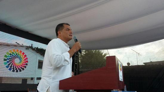 Correa dejó oír su mensaje político pese a no estar oficialmente en campaña