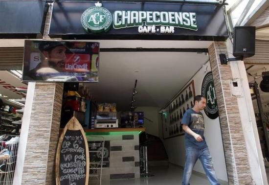 Homenajean en Medellín al Chapecoense con un bar temático