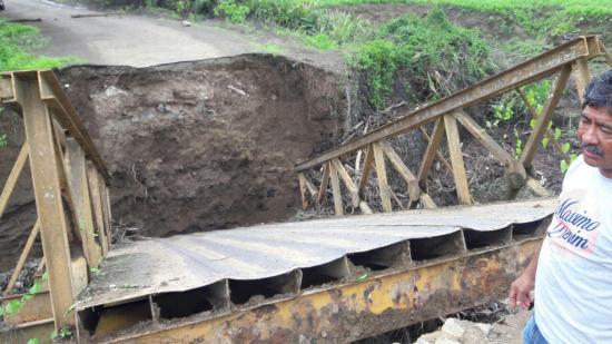 Fuertes lluvias provocan el colapso de un puente en la vía Sancán-24 de Mayo