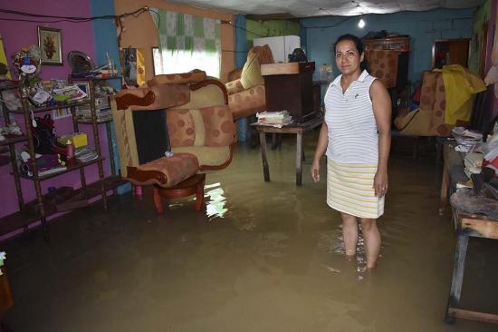 Fuertes lluvias dejan deslaves y daños en los cantones manabitas