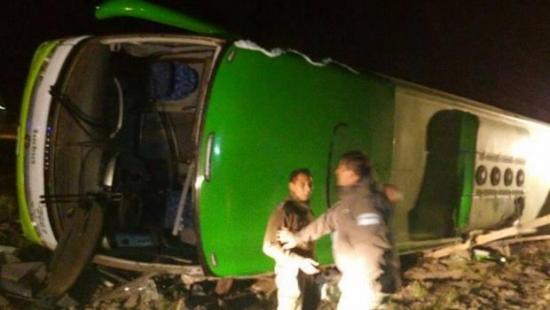 Al menos 19 muertos tras el volcamiento de un bus en Argentina
