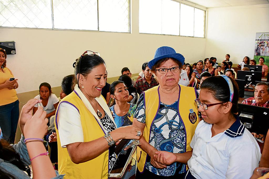 38 escolares recibieron lentes gratis gracias a fundación y Club de Leones  | El Diario Ecuador