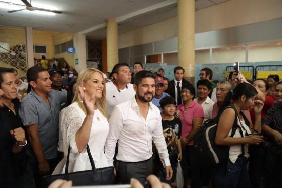 Dalo Bucaram votó en la Universidad de Guayaquil, acompañado de su esposa Gaby Pazmiño