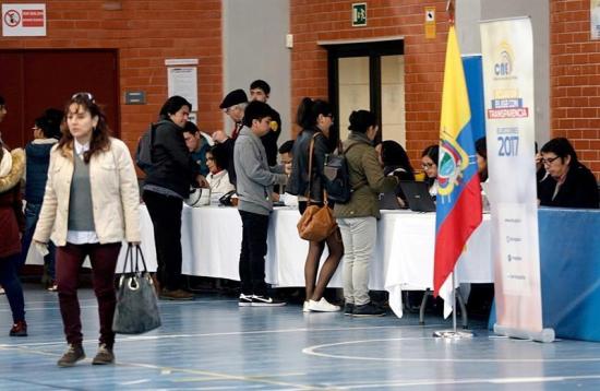Miles de ecuatorianos votan en Madrid para elegir a su presidente
