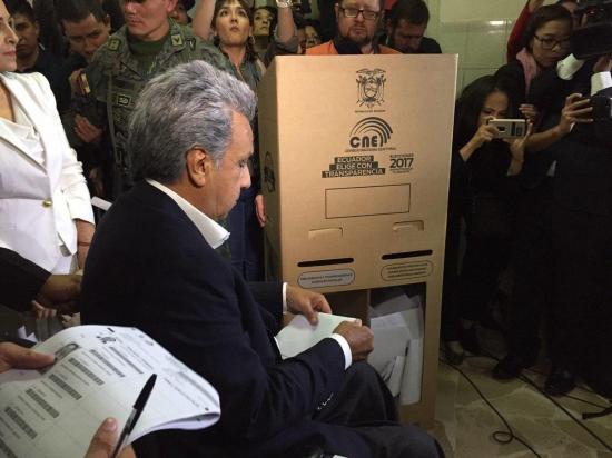 Lenín Moreno votó en el mismo recinto que su rival Andrés Páez