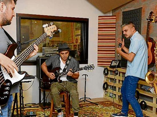 La nueva apuesta musical de la banda guayaquileña Los Corrientes es ‘Sobremesa’