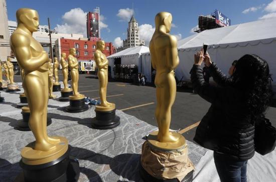 Los Óscar se alistan para una alfombra roja 'cargada' de agua