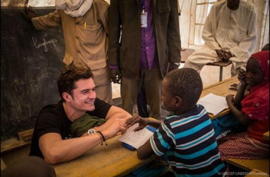 El actor Orlando Bloom visita a niños desplazados que huyeron de Boko Haram