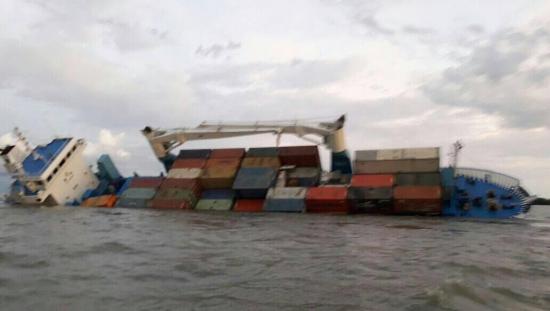 Buque de carga que iba de Guayaquil a Galápagos sufre accidente cerca a Posorja