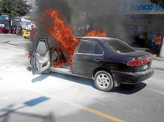 Incendio de un auto causa temor en zona bancaria