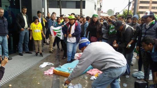Simpatizantes del oficialismo arrojan atunes frente a la sede de CREO y el Banco de Guayaquil