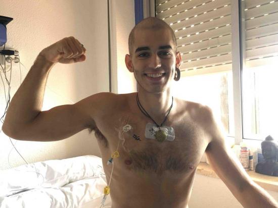 Fallece joven español que hizo de lucha contra la leucemia un fenómeno viral