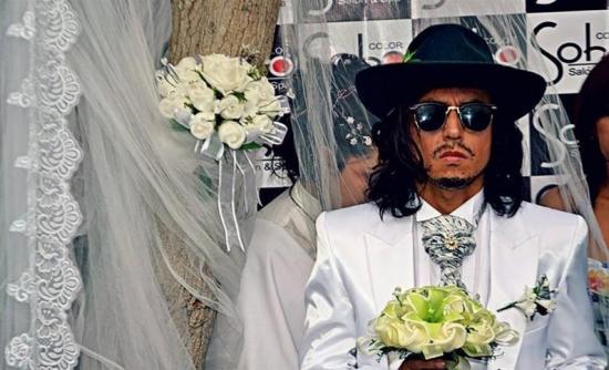 Actor peruano pide por la paz de Guatemala en su boda con un árbol