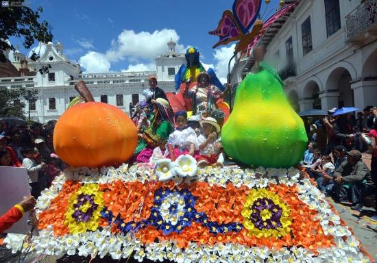 El Carnaval se vive en diferentes provincias del país con desfiles y fiestas de flores y frutas