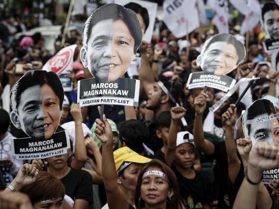 Filipinos critican al presidente y recuerdan levantamiento popular