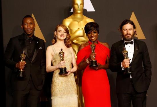 El rojo estrena la alfombra de los Oscar, dominada por el dorado