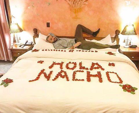 Nacho fue recibo con flores en su cama a su llegada a Ecuador
