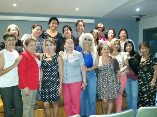 Tejedoras manabitas apoyan el paro laboral de mujeres el 8 de marzo