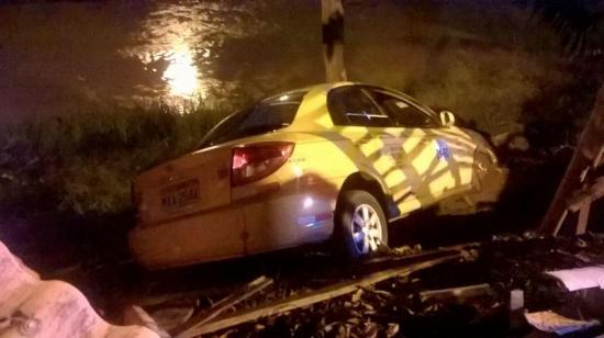 Un taxi cae a la orilla del río Portoviejo