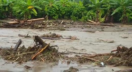 Cierran una vía en Junín para exigir ayuda por graves lluvias e inundaciones
