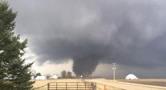 Tormentas y tornados dejan tres muertos en Estados Unidos