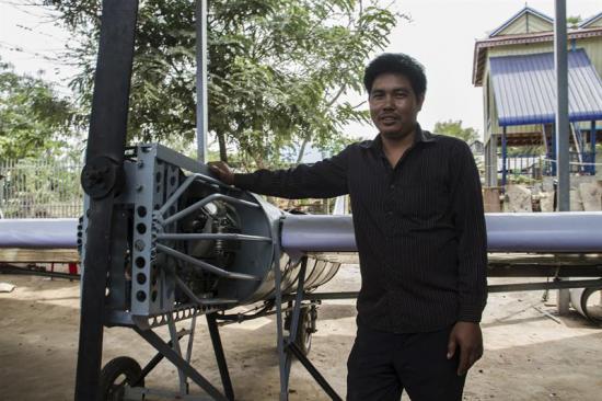 Un camboyano aprende en internet a construir un avión que quiere pilotar
