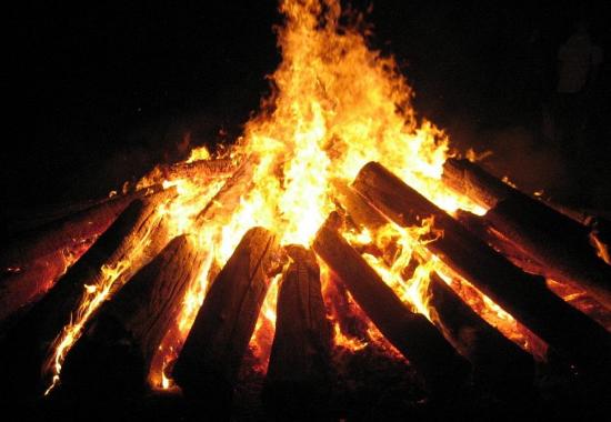 Mujer muere quemada en ritual para sanar su 'alma endemoniada'