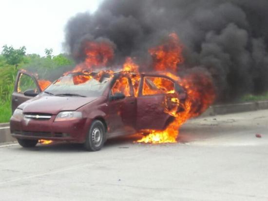 Un automóvil se incendia en la vía a Pedernales