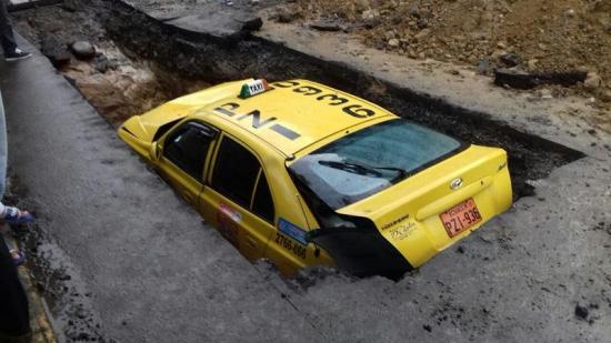 Taxi cayó en una zanja abierta para reparación de alcantarillado