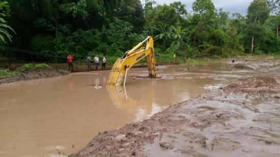 Retroexcavadora se hundió a causa de creciente del río Campozano en Paján