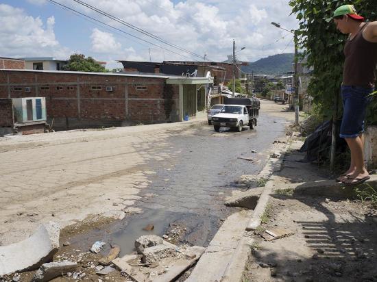 En la calle San Ignacio las aguas servidas fluyen durante las 24 horas