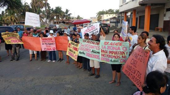 Moradores y comerciantes de la 'zona cero' de Manta piden que se les permita volver