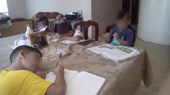 Venezolanos piden cupos escolares para sus hijos