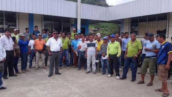 Empleados del Municipio de Puerto López protagonizan huelga de 'brazos caídos'