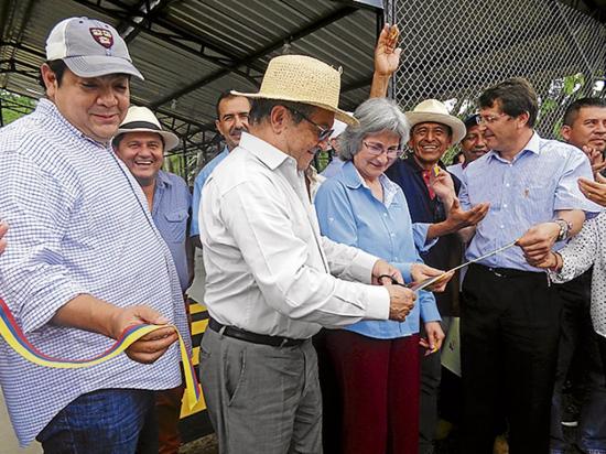Ministro inaugura un centro del café en la  parroquia Campozano
