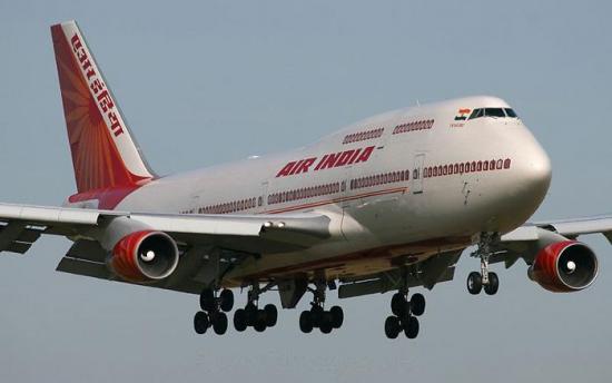 Diputado indio le propina 25 zapatillazos a un empleado de aerolínea por un asiento