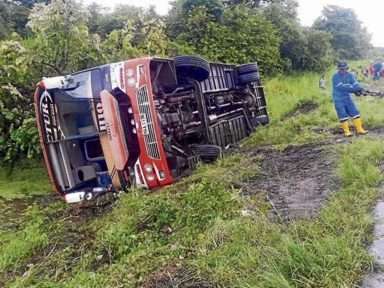 Dos buses y un camión sufren accidentes