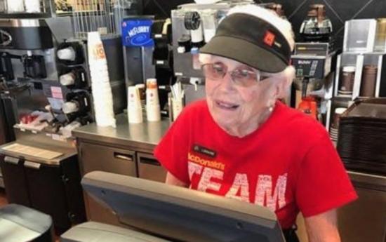 Una anciana celebra que lleva 44 años en McDonald's y no planea jubilarse