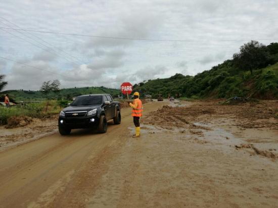 Deslizamiento de tierra obstaculizó tramo de la vía Chone-San Vicente