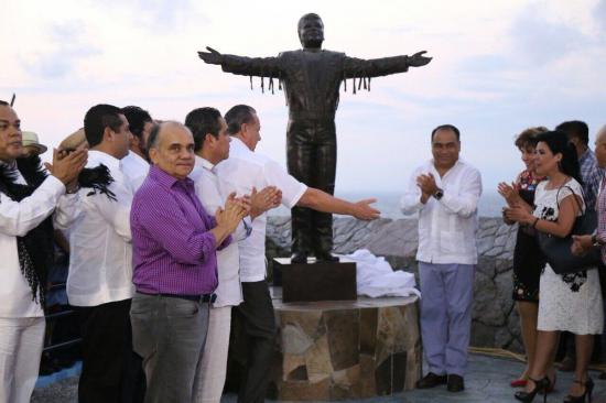 Desvelan una estatua de Juan Gabriel en Acapulco