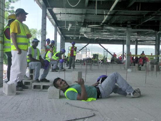 Obreros afectados  por suspensión de obras