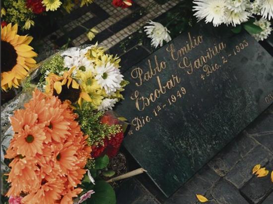 Polémica por la visita del rapero Wiz Khalifa a la tumba de Pablo Escobar