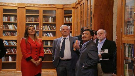 Vargas Llosa celebra sus 81 años donando miles de libros a su ciudad natal