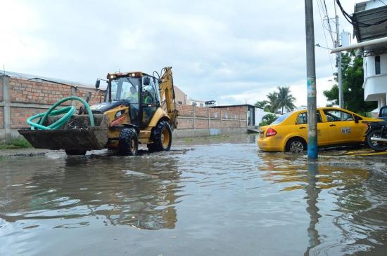 Inundaciones de viviendas y una pared caída es el saldo de las últimas lluvias en Manta