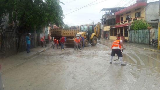 Personal municipal trabaja en la limpieza de calles y vías de Portoviejo