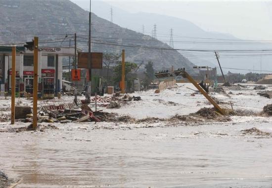 Deslizamientos en ciudad peruana arrasan cementerio y arrastran 2.000 cuerpos